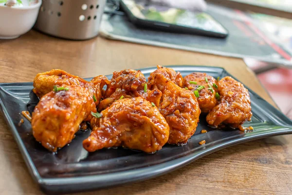 Pan Pollo Frito Momo Servido Plato Negro Sobre Fondo Malhumorado — Foto de Stock