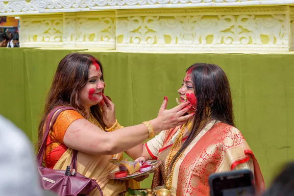 Frauen Nehmen Letzten Tag Der Durga Puja Baghbazar Sarbojanin Kalkutta — Stockfoto