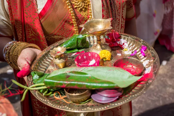 Een Vrouw Met Een Borondala Pooja Thali Voor Het Aanbidden — Stockfoto