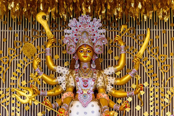 印度西孟加拉邦加尔各答 杜尔加女神神像在装饰过的杜尔加普伽板上 在彩灯下被射中 Durga Puja是印度教的最大的宗教节日 现在在全世界都有庆祝活动 — 图库照片