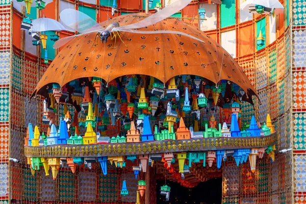 장식된 두르가푸자 판다의 힌두교의 축제이다 색광을 쏘아대는 웨스트 벵골의 콜카타에서 — 스톡 사진