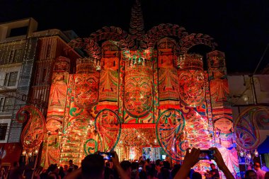 Durga Puja pandalının gece görüntüsü, Durga Puja Hinduizm 'in en büyük dini festivali. Renkli ışıkta, Batı Bengal, Hindistan 'da Ekim 2019' da çekildi.