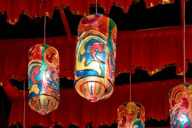 Durga Puja pandalının gece görüntüsü, Durga Puja Hinduizm 'in en büyük dini festivali. Renkli ışıkta, Batı Bengal, Hindistan 'da Ekim 2019' da çekildi.