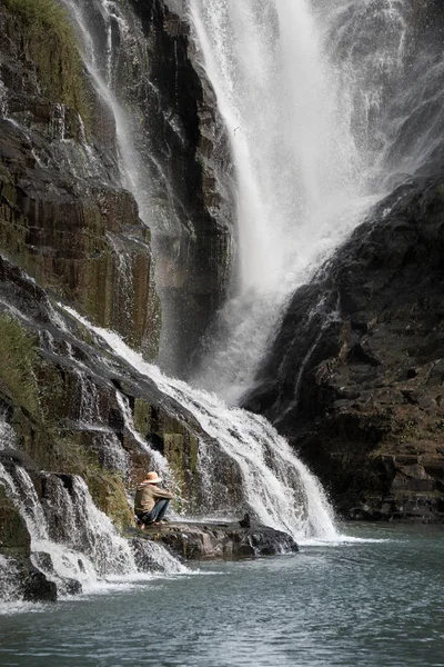 Человек рыбачит в водопадах Лянь Куонг в Да Лате, Вьетнам — стоковое фото