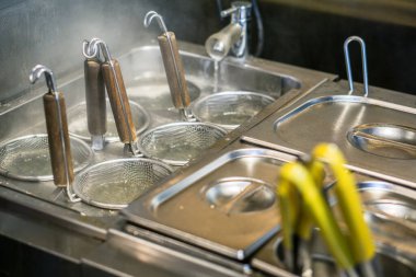 Restoranda içinde şehriye sepetleri ve sıcak ambar kapları olan kazanlar.