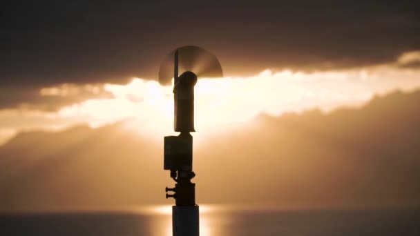 Tempo Palude Sagomato Dalla Luce Del Sole Tramonto Sul Lago — Video Stock