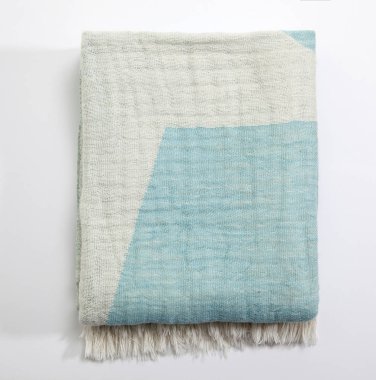 Beyaz arkaplanda renkli katlanmış paket