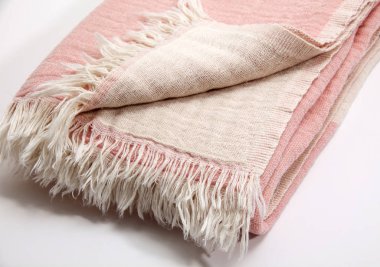 Beyaz arkaplanda renkli katlanmış paket