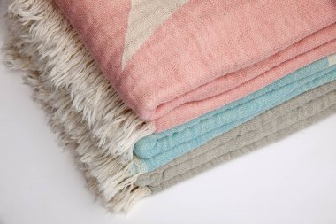 Beyaz arkaplanda renkli katlanmış paket