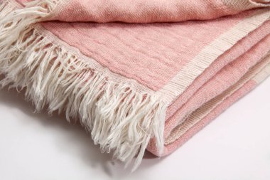 Beyaz arkaplanda renkli katlanmış paket. 