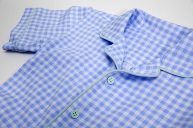 Şık mavi bebek kıyafetleri, beyaz arka planda damalı tulum.