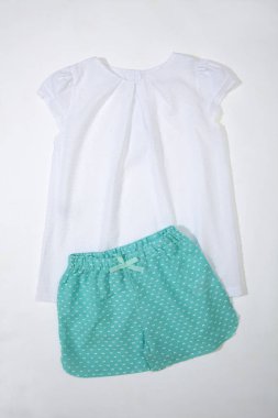 Şık bebek kıyafetleri, puantiyeli mavi şort ve beyaz gömlek, çocuksu pijamalar.