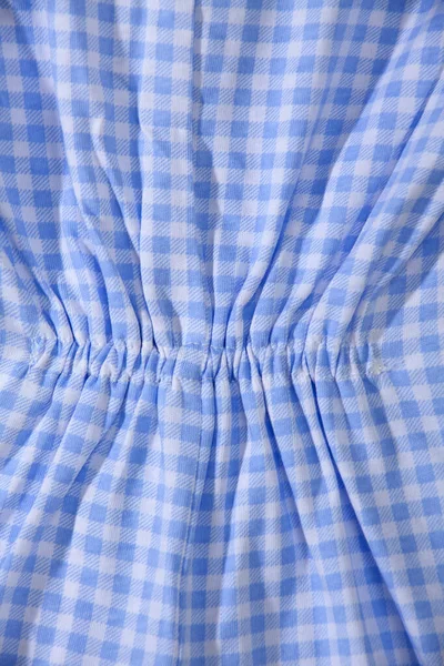 スタイリッシュなブルーのベビー服チェックのボディスーツクローズアップ — ストック写真