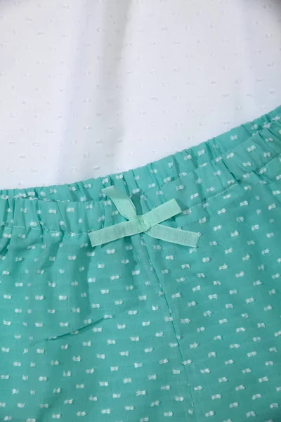 Stylische Babykleidung Blau Mit Gepunkteten Shorts Und Weißem Hemd Ein — Stockfoto