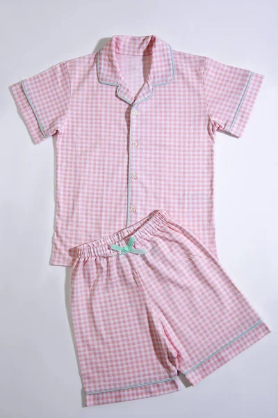 Wunderschöne Rosa Babykleidung Karierte Pyjamas Auf Weißem Hintergrund — Stockfoto
