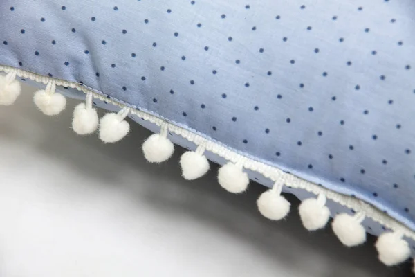 白い背景にポンポンとポルカドット柄の居心地の良い青い枕の詳細 — ストック写真