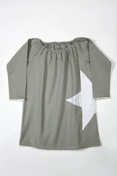Stylische Babykleidung Graues Hemd Mit Stern Auf Weißem Hintergrund — Stockfoto