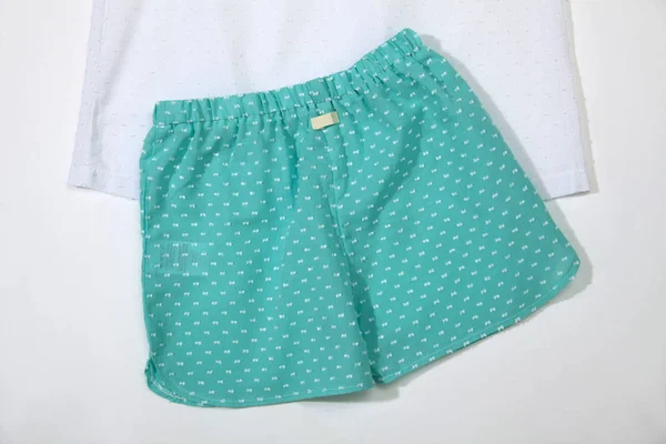 Stylische Babykleidung Blau Mit Gepunkteten Shorts Und Weißem Hemd Ein — Stockfoto