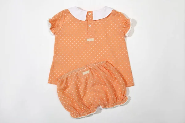 Stylische Babykleidung Orange Gepunktete Pyjamas Auf Weißem Hintergrund — Stockfoto