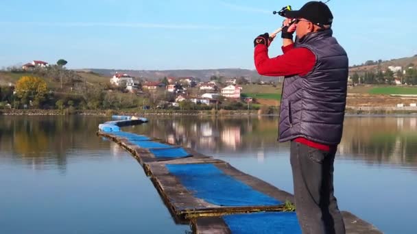 Homem Que Pesca Lago Durante Dia — Vídeo de Stock