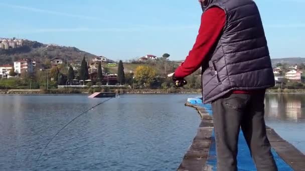 Άντρας Που Ψαρεύει Στη Λίμνη Την Ημέρα — Αρχείο Βίντεο