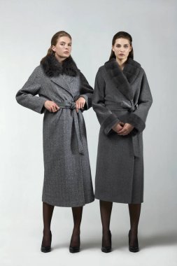 Stüdyoda zarif ceketlerle poz veren güzel moda kadınları