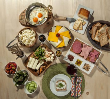 Farklı öğünlere sahip masa ayarları