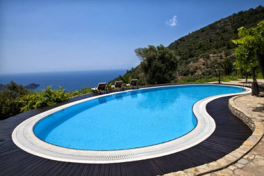 Tatil yerindeki mavi yüzme havuzu manzarası, tatil konsepti