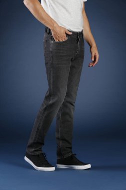 Stüdyoda kot pantolonla poz veren adam görüşü, moda anlayışı 