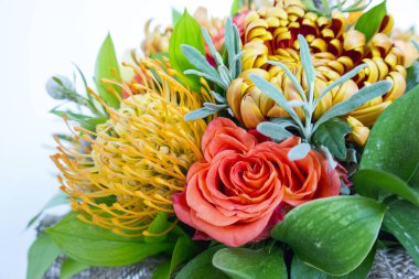 Renkli çiçekleri arkaplan olarak kapat, boşluğu kopyala