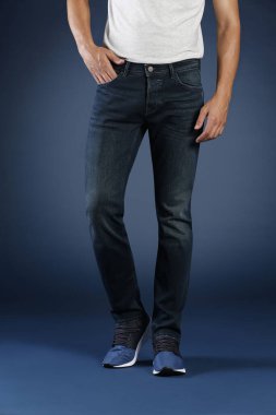 Stüdyoda kot pantolonla poz veren adam görüşü, moda anlayışı 