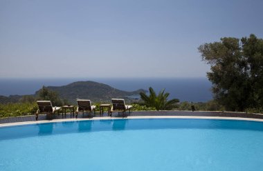 Tatil yerindeki mavi yüzme havuzu manzarası, tatil konsepti