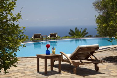 Tatil yerindeki mavi yüzme havuzu manzarası, tatil konsepti
