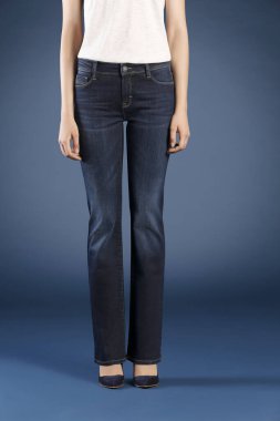 Stüdyoda kot pantolonla poz veren adam görüşü, moda anlayışı 