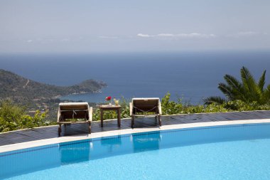 Tatil yerindeki mavi yüzme havuzu manzarası, tatil konsepti