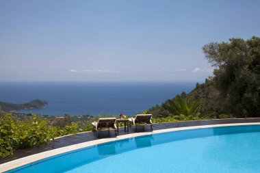 Tatil yerindeki mavi yüzme havuzu manzarası, tatil konsepti