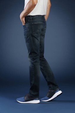 Stüdyoda kot pantolonla poz veren adam görüşü, moda anlayışı 