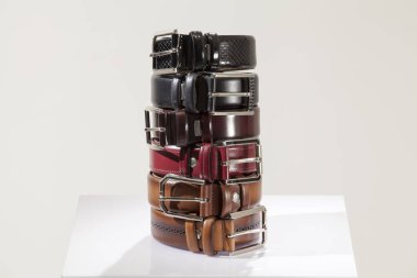 Beyaz arkaplandaki erkek derilerini kapat