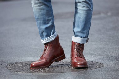 Stüdyoda kot pantolonla poz veren adam görüşü, moda anlayışı 