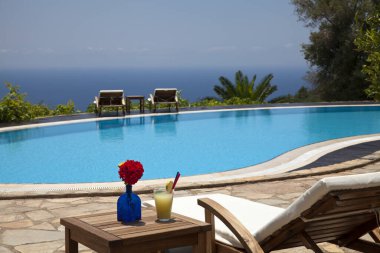Tatil yerindeki mavi yüzme havuzu manzarası, tatil konsepti