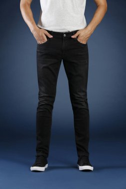 Stüdyoda kot pantolonla poz veren adam görüşü, moda anlayışı 