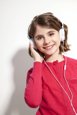 Müzik dinlerken stüdyoda poz veren genç kız, boşluğu kopyala