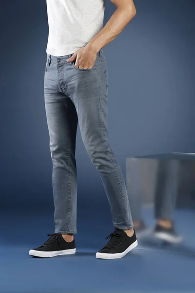 Stüdyoda kot pantolonla poz veren adam görüşü, moda anlayışı 