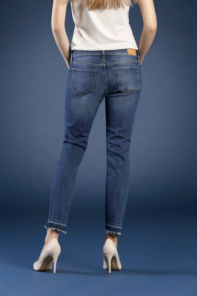 Bijgesneden Beeld Van Vrouw Poseren Jeans Studio Mode Concept — Stockfoto