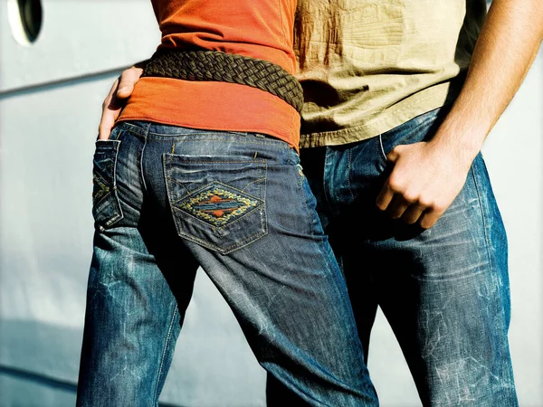Pandangan Miring Dari Pria Dan Wanita Berpose Dalam Jeans Studio — Stok Foto