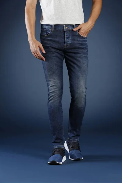 Beskärd Bild Mannen Poserar Jeans Studio Mode Koncept — Stockfoto