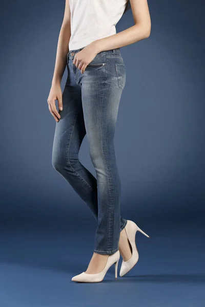 Abgeschnittene Ansicht Einer Frau Die Jeans Studio Posiert Modekonzept — Stockfoto