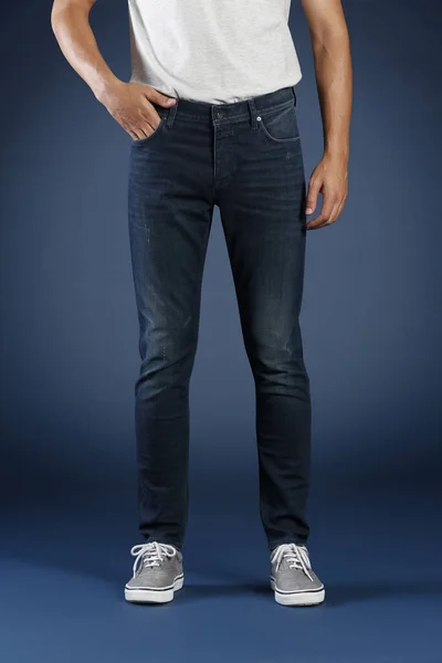 Recortado Vista Hombre Posando Jeans Estudio Concepto Moda —  Fotos de Stock