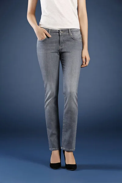 Vista Ritagliata Donna Posa Jeans Studio Concetto Moda — Foto Stock