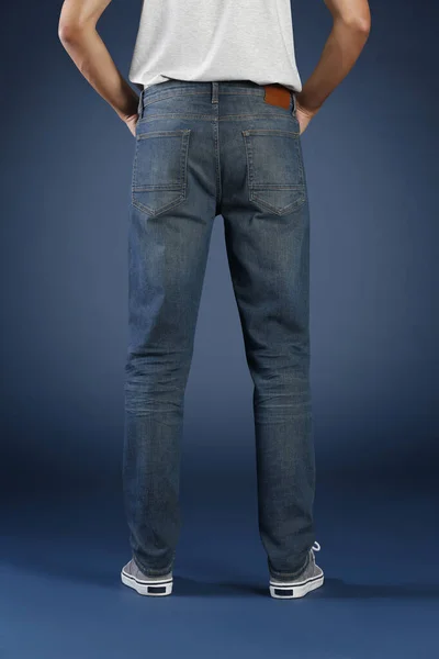 Beskärd Bild Mannen Poserar Jeans Studio Mode Koncept — Stockfoto